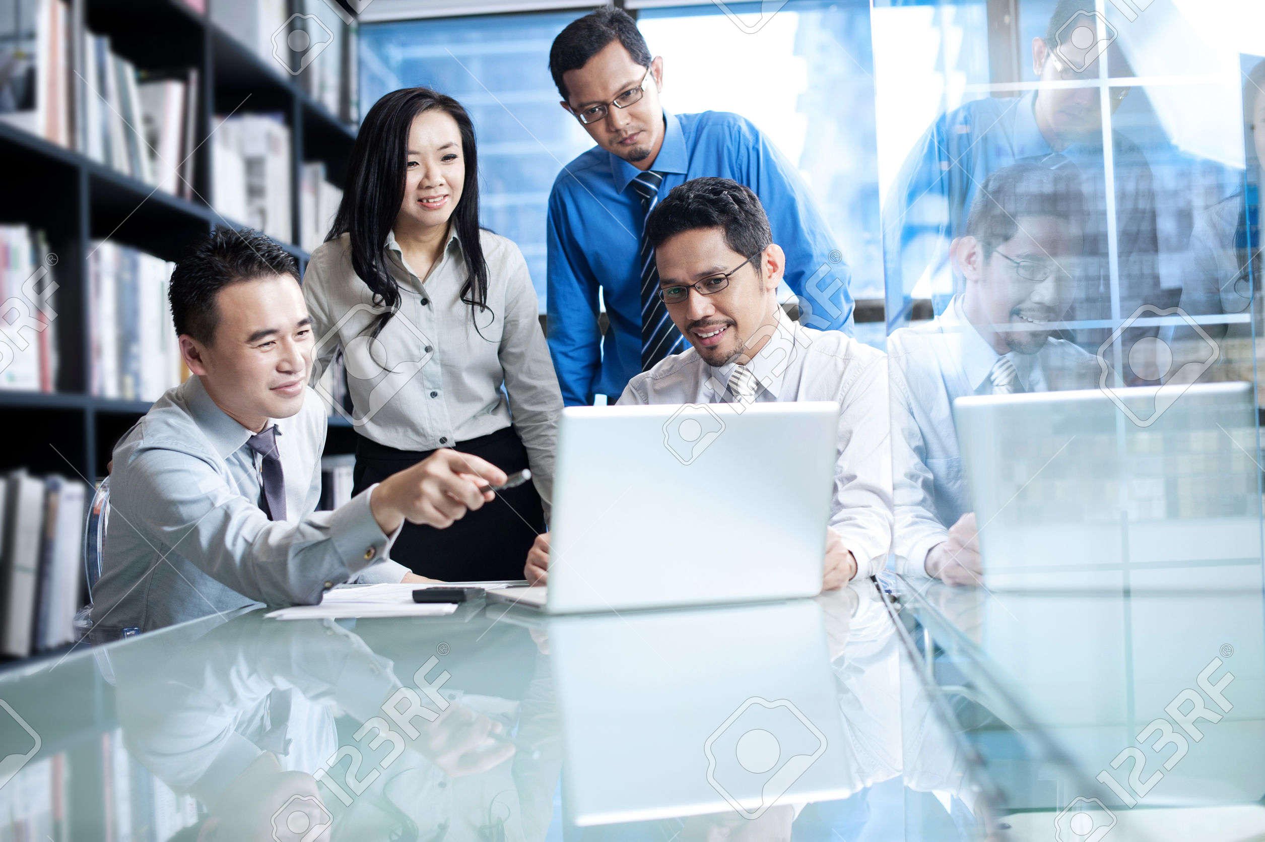 30635654-asian-business-team-working-on-laptop-stock-photo-asia